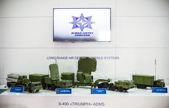 Международная авиационно-космическая выставка "Dubai Airshow-2015. День второй