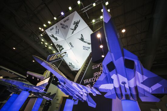 Международная авиационно-космическая выставка "Dubai Airshow-2015. День второй