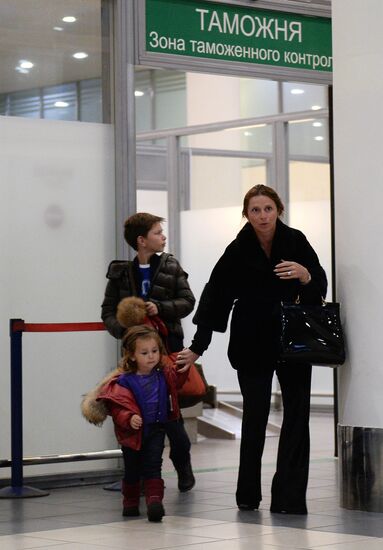 Туристы, прилетевшие из Египта, в аэропорту "Внуково"