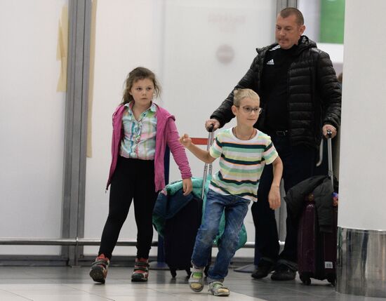 Туристы, прилетевшие из Египта, в аэропорту "Внуково"