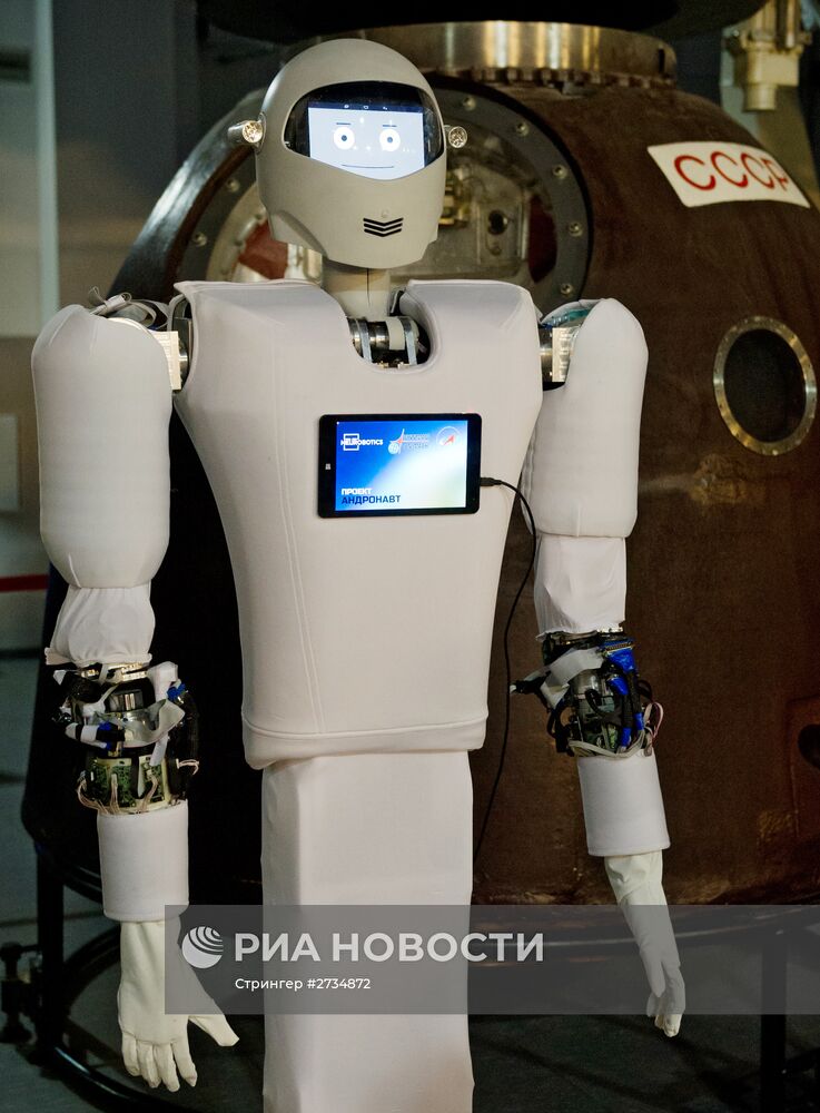 Демонстрация новой антропоморфной робототехнической системы "Андронавт" в ЦПК