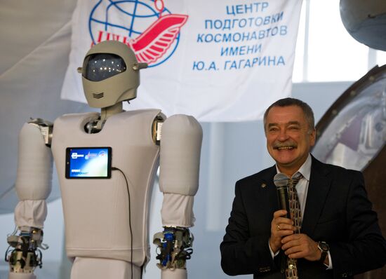 Демонстрация новой антропоморфной робототехнической системы "Андронавт" в ЦПК