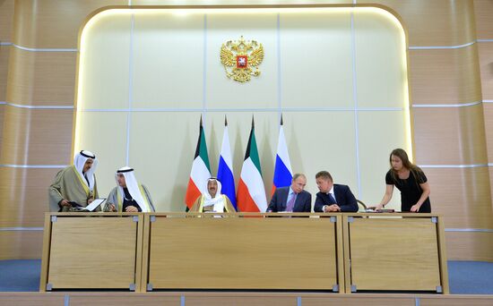 Президент РФ В. Путин встретился с эмиром Кувейта С. аль-Ахмедом ас-Сабахом