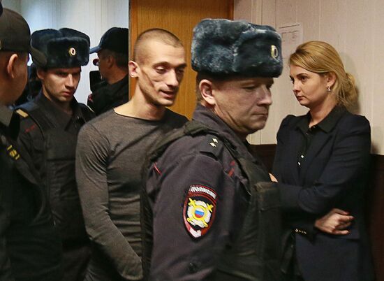 Рассмотрение ходатайства следствия об избрание меры пресечения художнику П.Павленскому