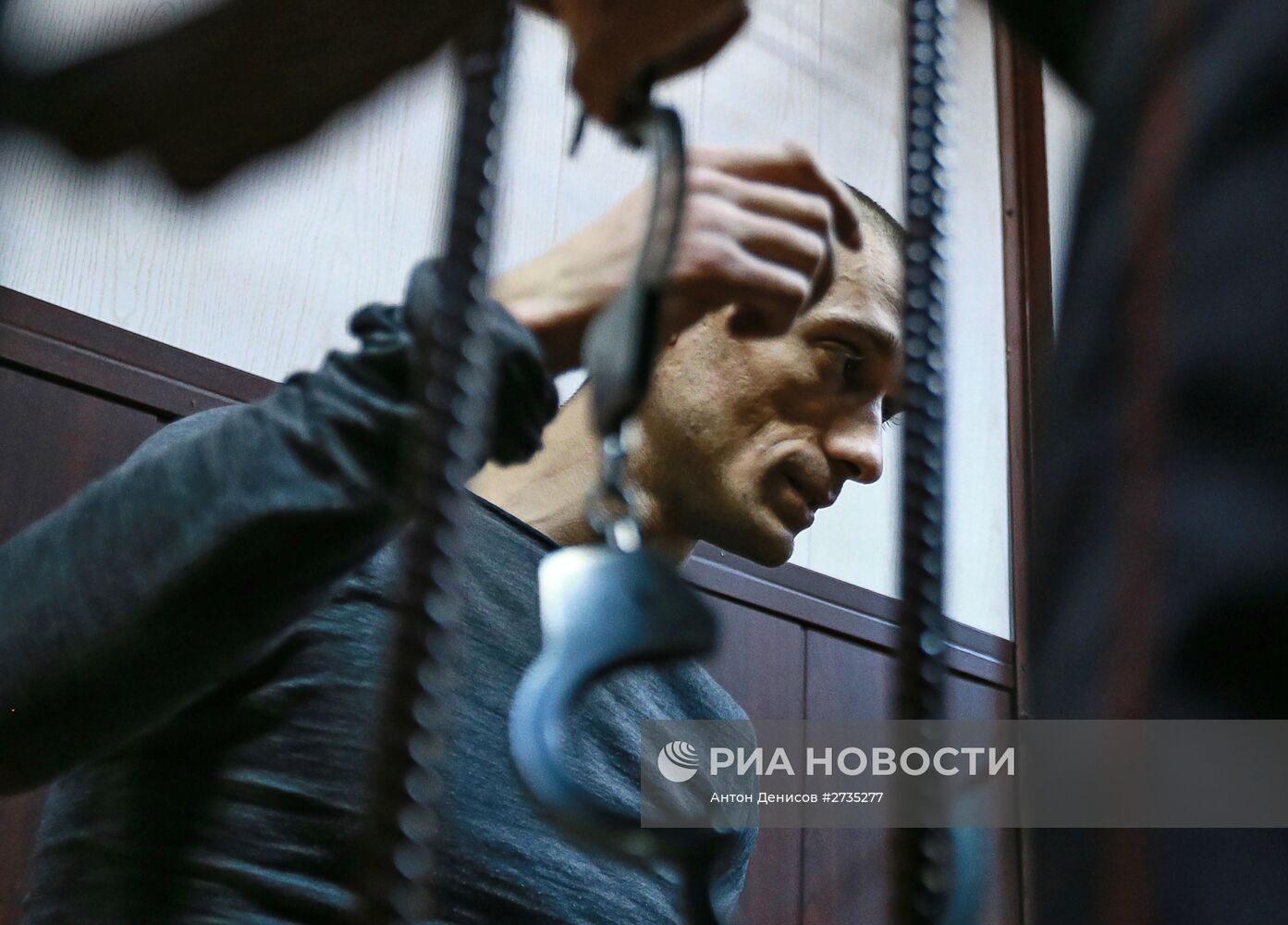 Рассмотрение ходатайства следствия об избрание меры пресечения художнику П.Павленскому