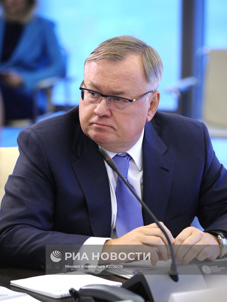 Глава администрации президента РФ С.Иванов провел заседание попечительского совета ВШМ СПбГУ