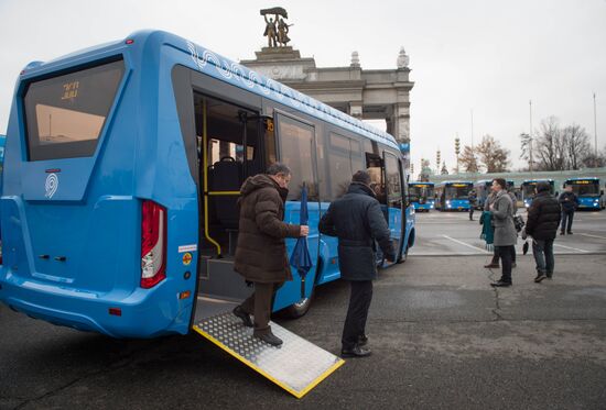 Мэр Москвы С.Собянин осмотрел новые автобусы МУП "Мосгортранс"