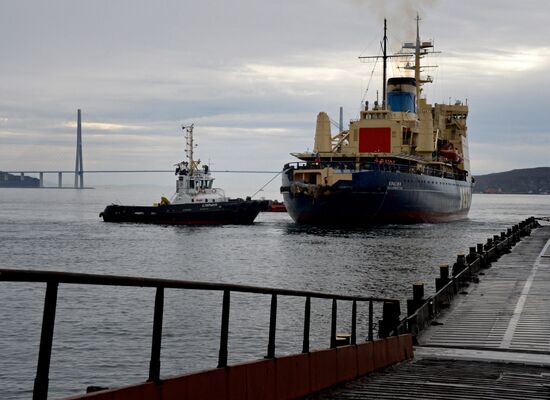 Прибытие ледокола "Красин" в порт Владивостока