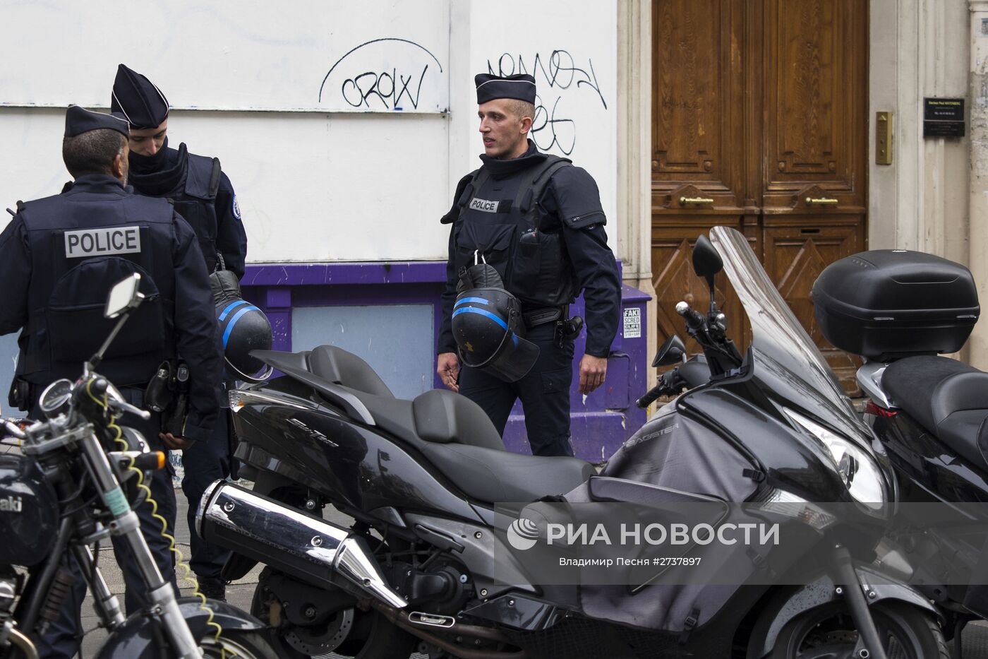 Полицейские около театра "Батаклан" в Париже, где произошел один из серии терактов. Место: Франция, Париж. Автор: Владимир Песня/РИА Новости. Ситуация в Париже после серии терактов