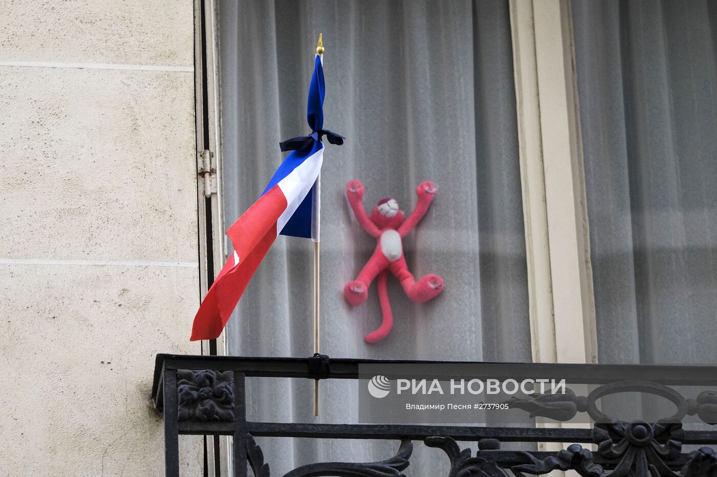 Флаг Франции на окне одного из домов около театра "Батаклан" в Париже, где произошел один из серии терактов. Место: Франция, Париж. Автор: Владимир Песня/РИА Новости. Ситуация в Париже после серии терактов