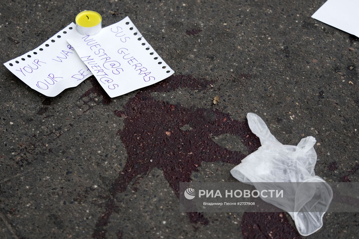 Кровь на асфальте около театра "Батаклан" в Париже, где произошел один из серии терактов. Место: Франция, Париж. Автор: Владимир Песня/РИА Новости. Ситуация в Париже после серии терактов