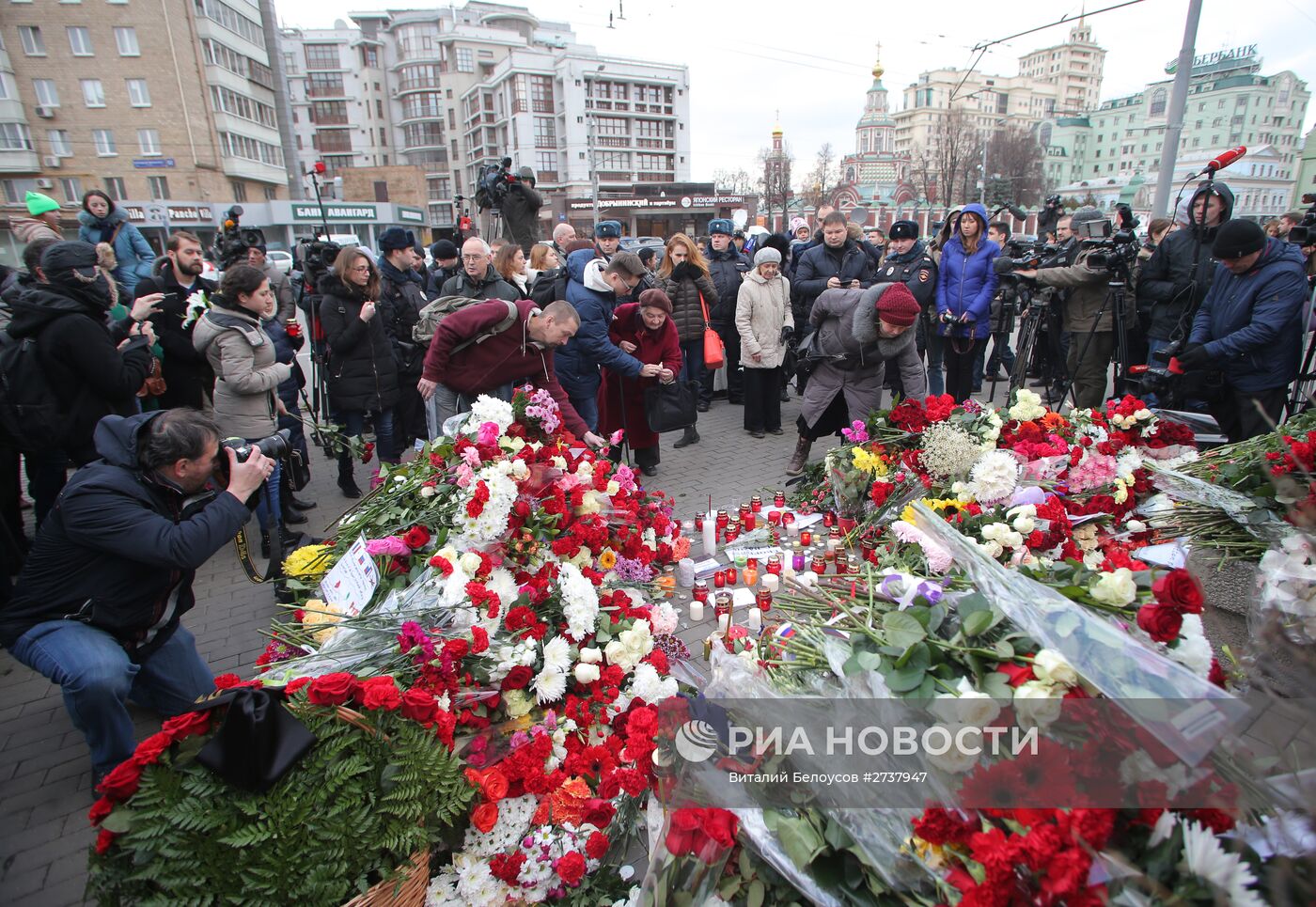 Цветы у посольства Франции в Москве