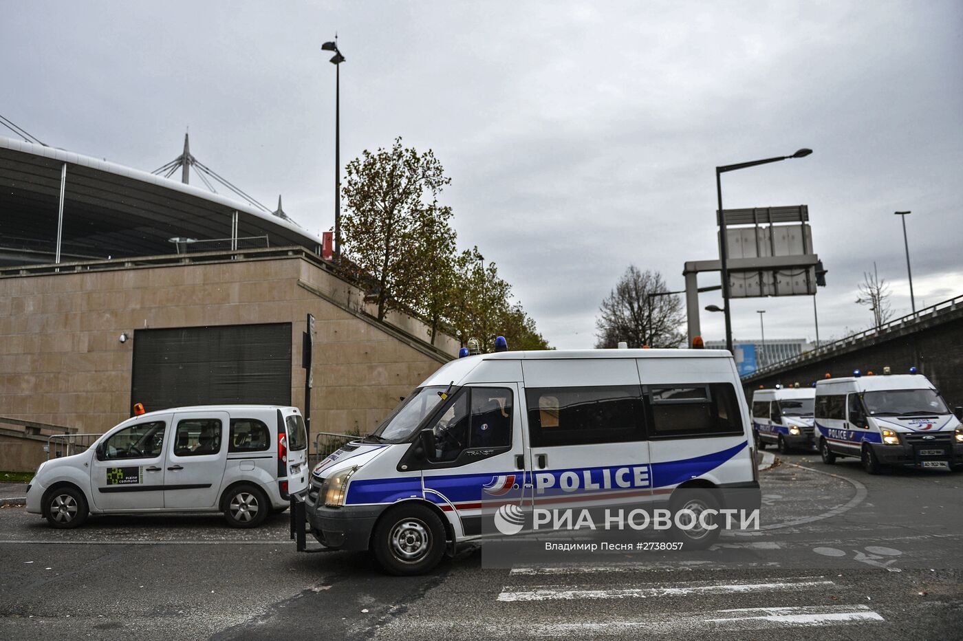 Автомобиль полиции у стадиона "Стад де Франс" в пригороде Парижа Сен-Дени, где произошел один из серии терактов. Место: Франция, Париж. Автор: Владимир Песня/РИА Новости. Ситуация в Париже после серии терактов