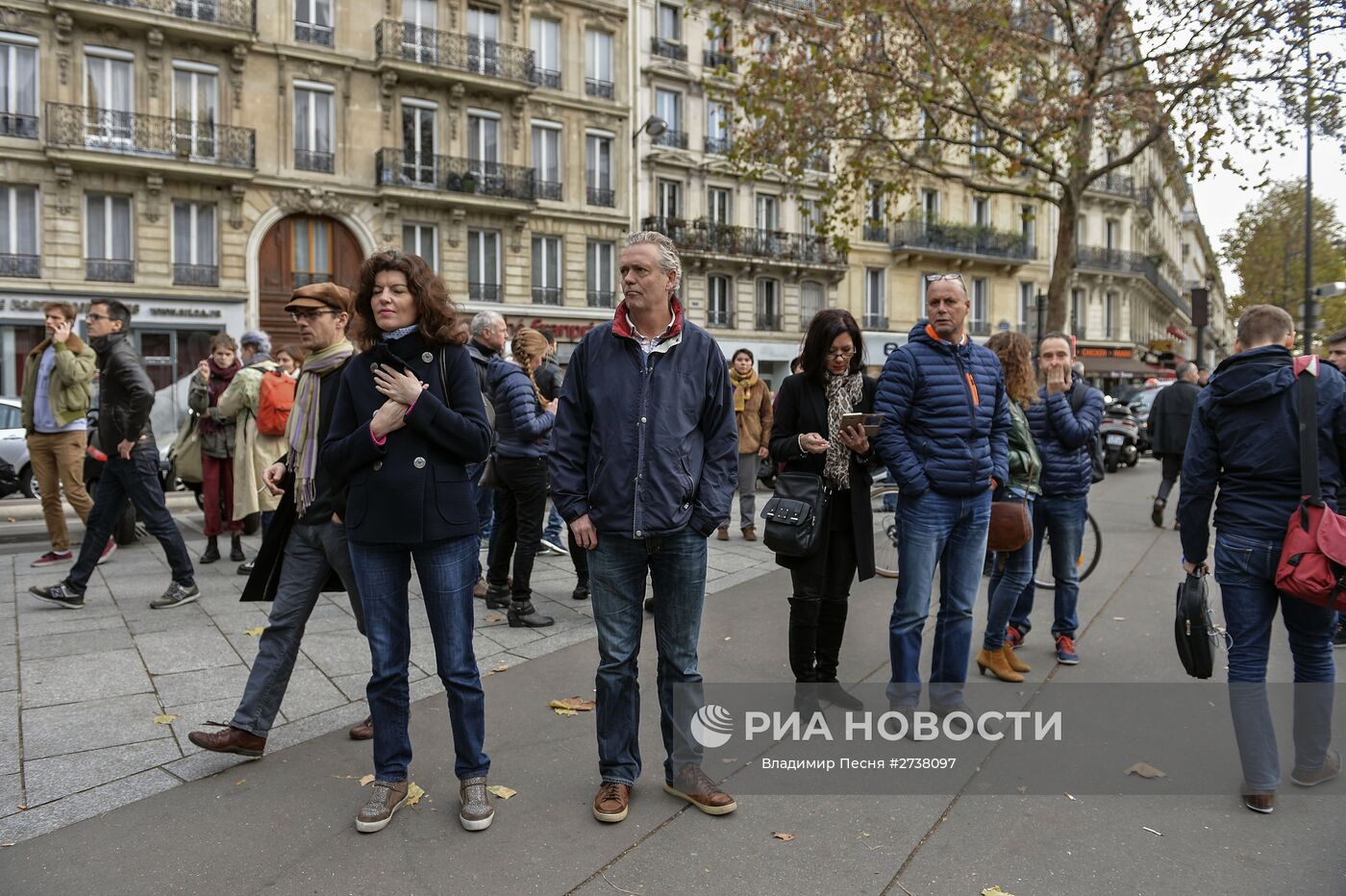 Парижане около театра "Батаклан" в Париже, где произошел один из серии терактов. Место: Франция, Париж. Автор: Владимир Песня/РИА Новости. Ситуация в Париже после серии терактов