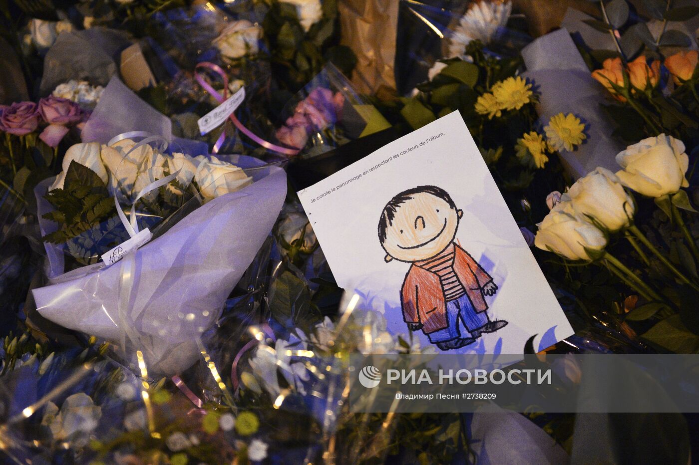 Цветы и рисунок около ресторана Le Petit Cambodge в Париже, где произошел один из серии терактов. Место: Франция, Париж. Автор: Владимир Песня/РИА Новости. Ситуация в Париже после серии терактов