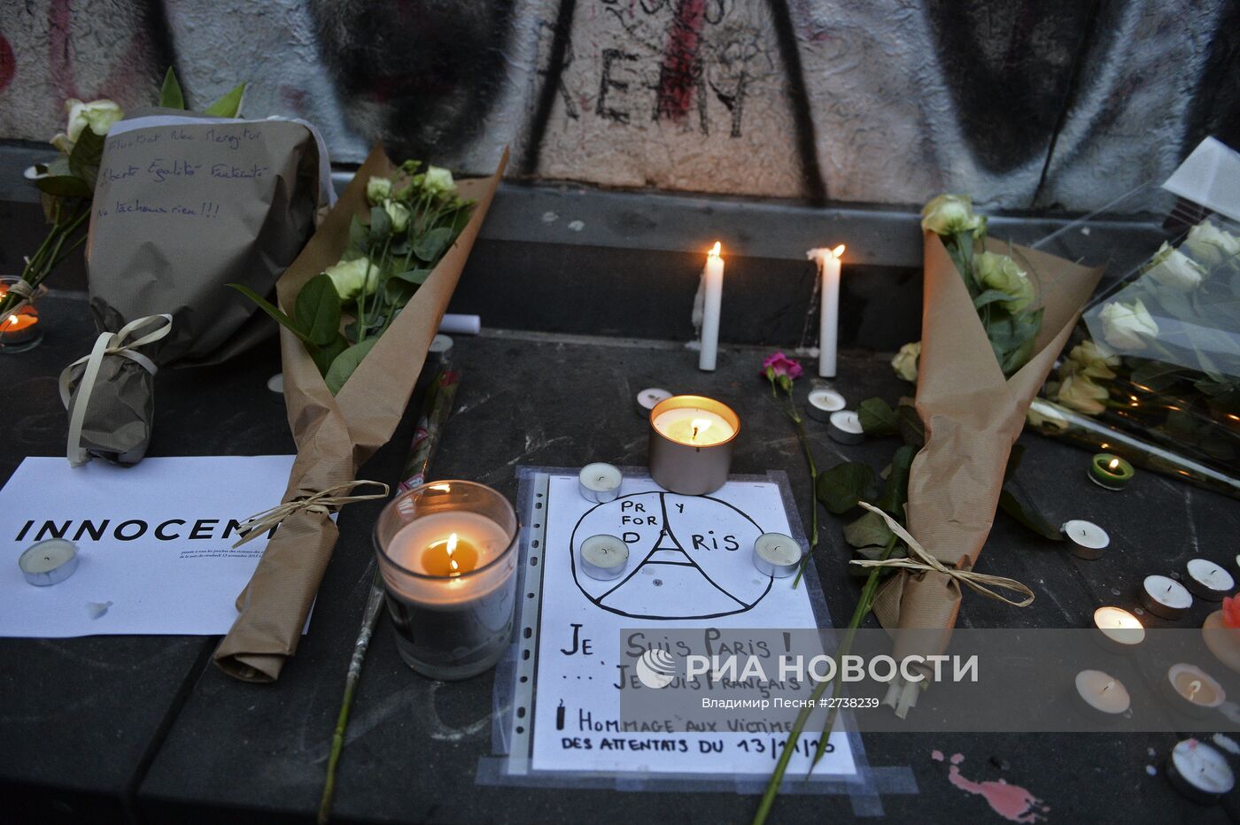 Цветы и свечи на Площади Республики в Париже. В столице Франции в 13 ноября 2015 года произошел крупнейший в истории Франции террористический акт. Место: Франция, Париж. Автор: Владимир Песня/РИА Новости. Ситуация в Париже после серии терактов Ситуация в Париже после серии терактов