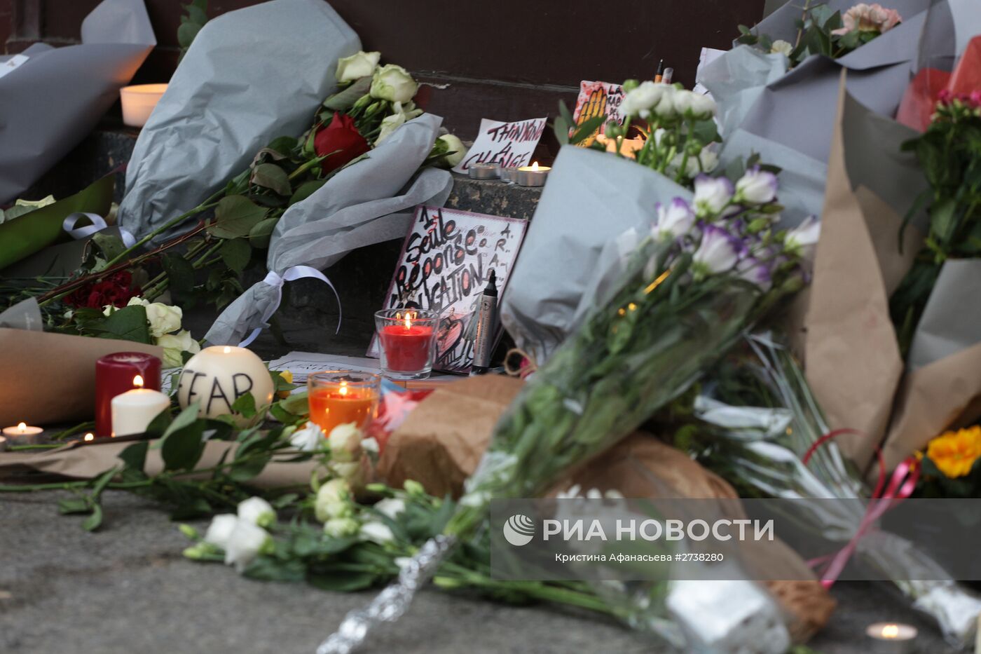 Цветы и свечи около ресторана Le Carillon в Париже, где произошел один из серии терактов. Место: Франция, Париж. Автор: Кристина Афанасьева/РИА Новости. Ситуация в Париже после серии терактов