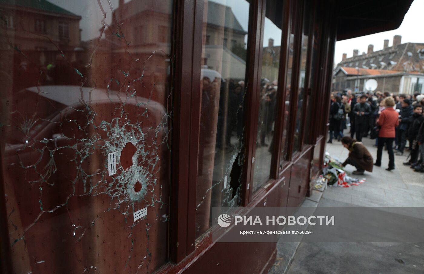 Поврежденные стекла в витрине ресторана Le Carillon в Париже, где произошел один из серии терактов. Место: Франция, Париж. Автор: Кристина Афанасьева/РИА Новости. Ситуация в Париже после серии терактов