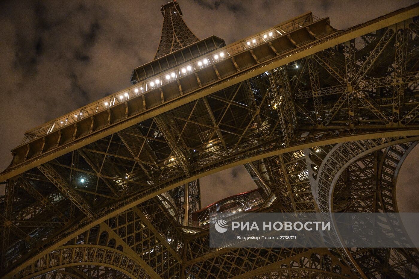 Эйфелева башня без ночной подсветки в память о жертвах крупнейшего в истории Франции террористического акта, произошедшего 13 ноября 2015 года в Париже. Место: Франция, Париж. Автор: Владимир Песня/РИА Новости. Ситуация в Париже после серии терактов