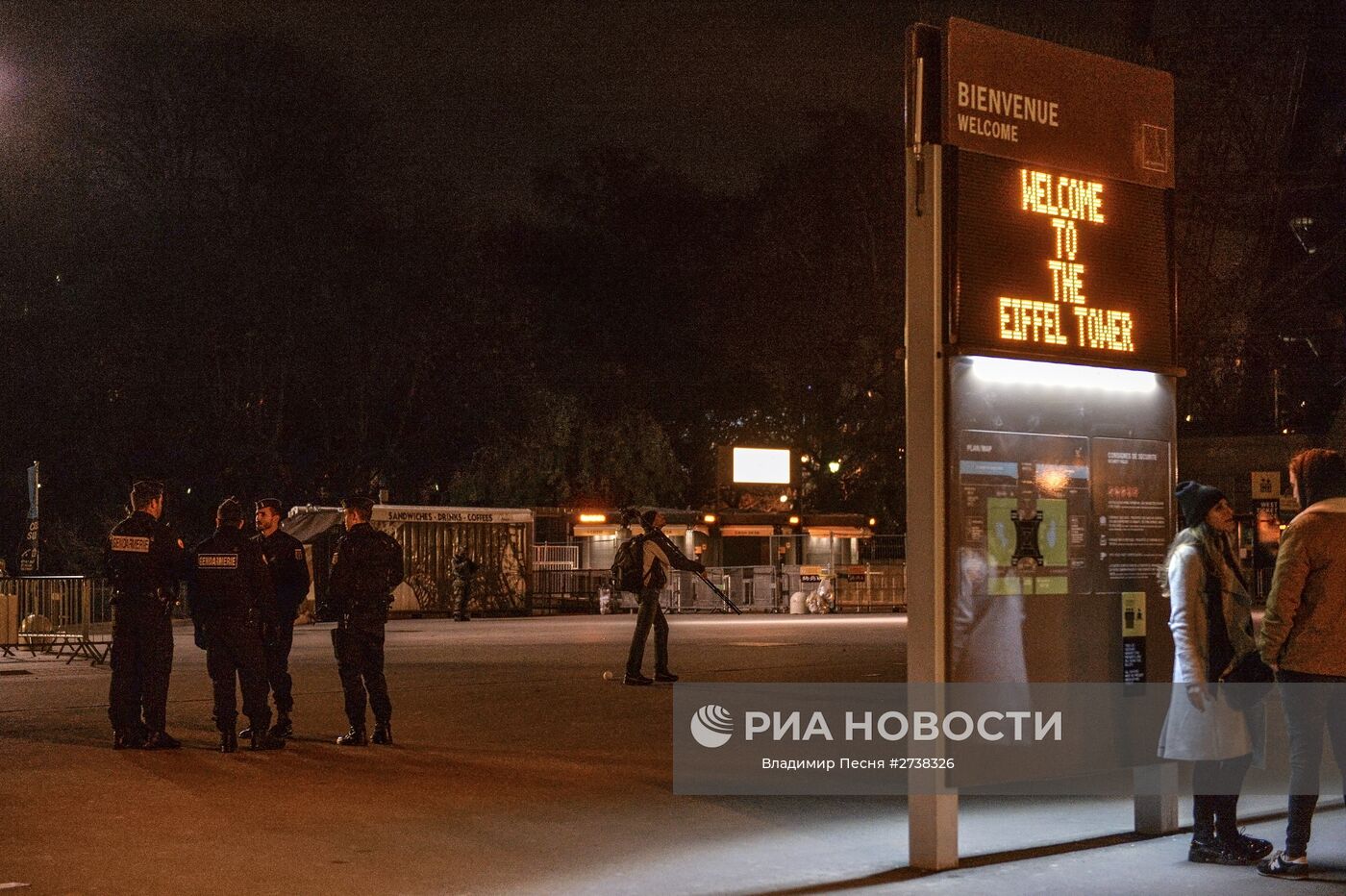 Сотрудники полиции (слева) у Эйфелевой башни, на которой отключили подсветку в память о жертвах крупнейшего в истории Франции террористического акта, произошедшего 13 ноября 2015 года в Париже. Место: Франция, Париж. Автор: Владимир Песня/РИА Новости. Ситуация в Париже после серии терактов