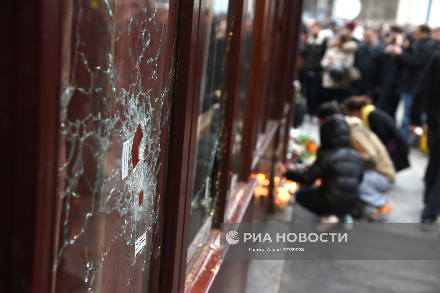 Поврежденные стекла в витрине ресторана Le Carillon в Париже, где произошел один из серии терактов. Место: Франция, Париж. Автор: Галина Азуле/РИА Новости. Ситуация в Париже после серии терактов