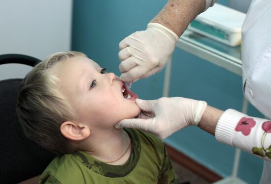 Вакцинация детей от полиомиелита в Донецке