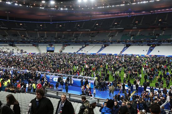 Стадион "Стад де Франс" во время террористических актов в Париже
