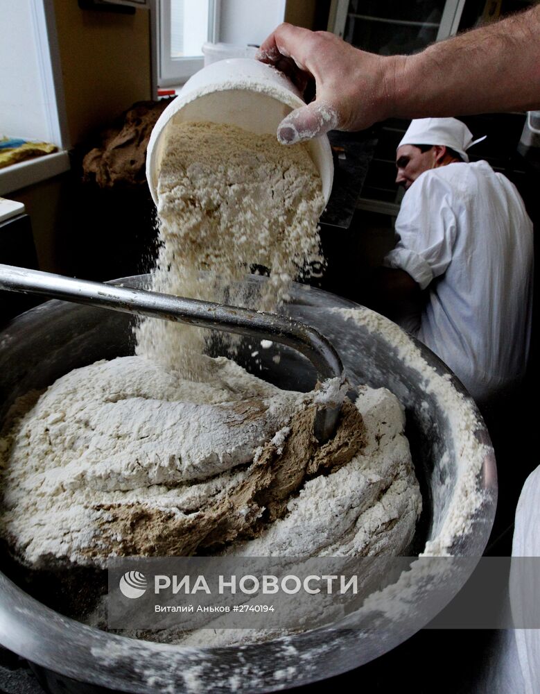 Работа пекарни при храме в честь Спиридона Тримифунтского во Владивостоке