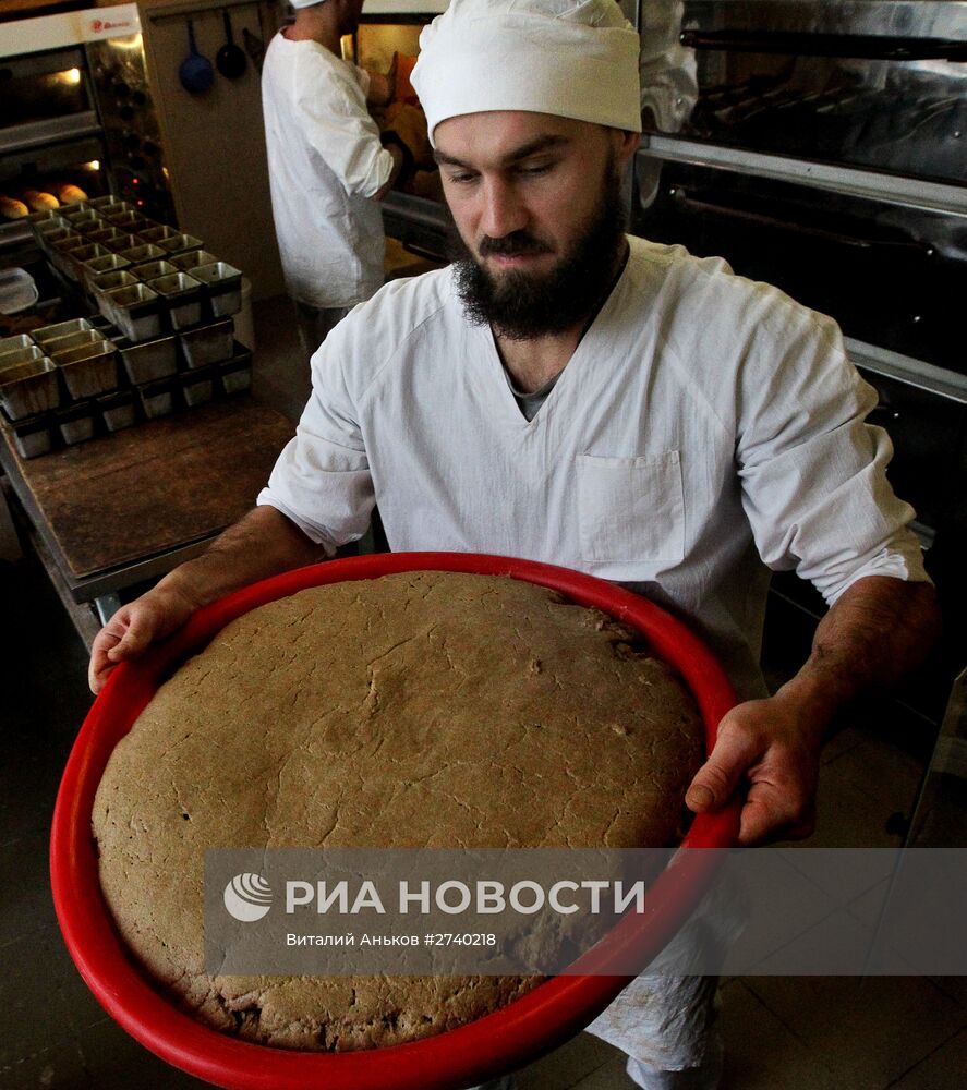 Работа пекарни при храме в честь Спиридона Тримифунтского во Владивостоке