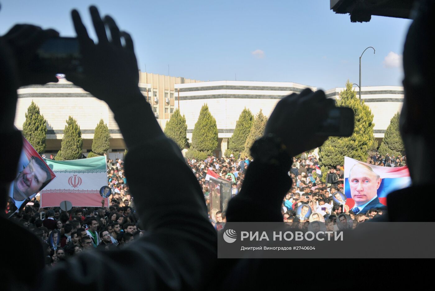 Митинг студентов университета "Баас" в поддержку действий российской авиации в Сирии