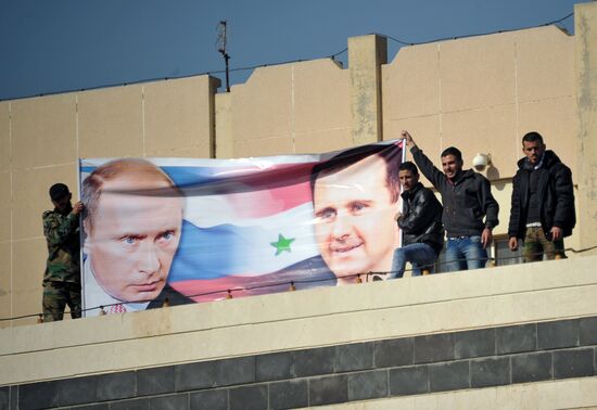Митинг студентов университета "Баас" в поддержку действий российской авиации в Сирии