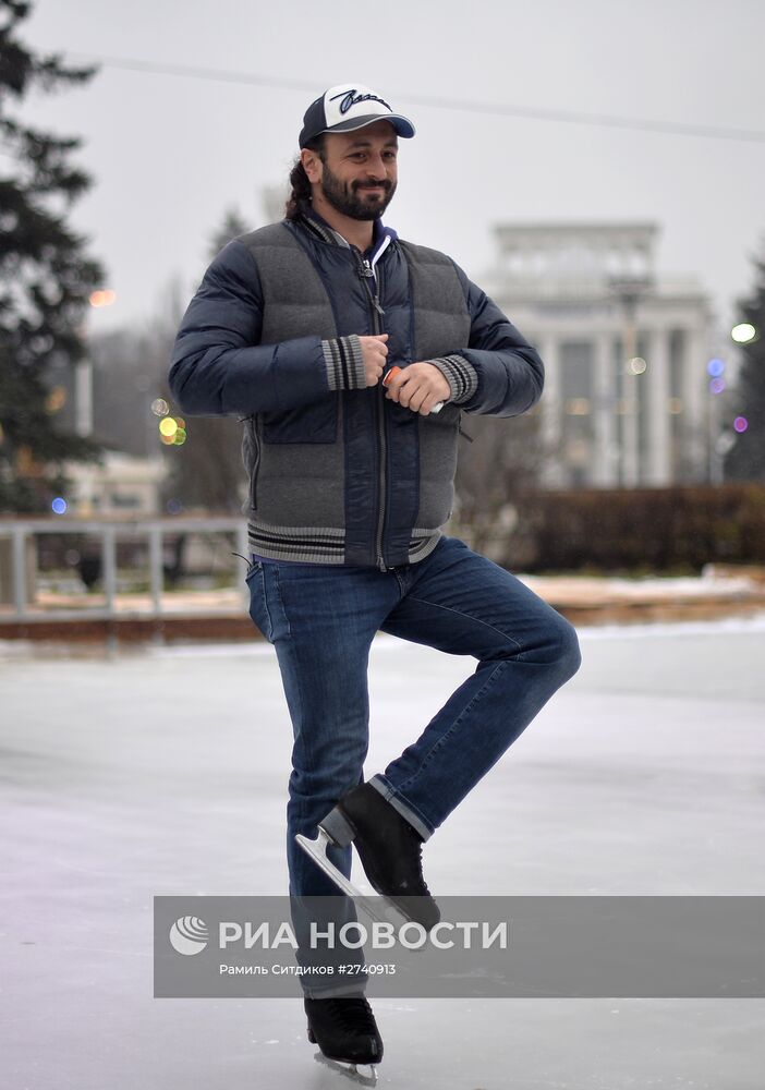 Подготовка катка на ВДНХ к открытию