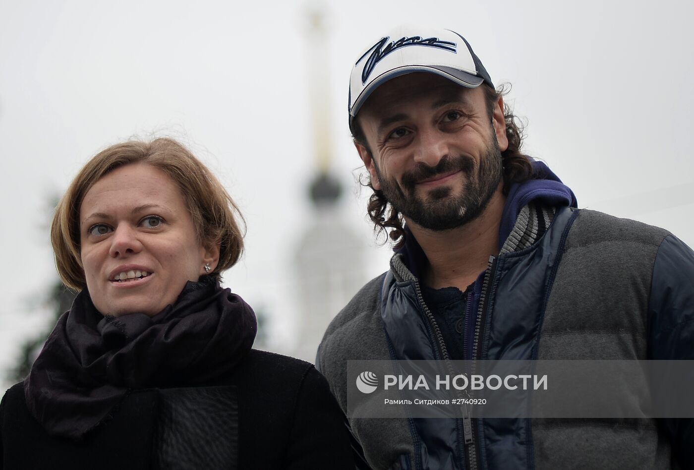 Подготовка катка на ВДНХ к открытию