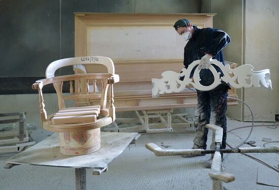 Производство элитной мебели на фабрике "МАКСИК" в Калининграде