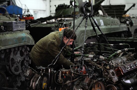 Ремонтные работы на военной базе в Донецке