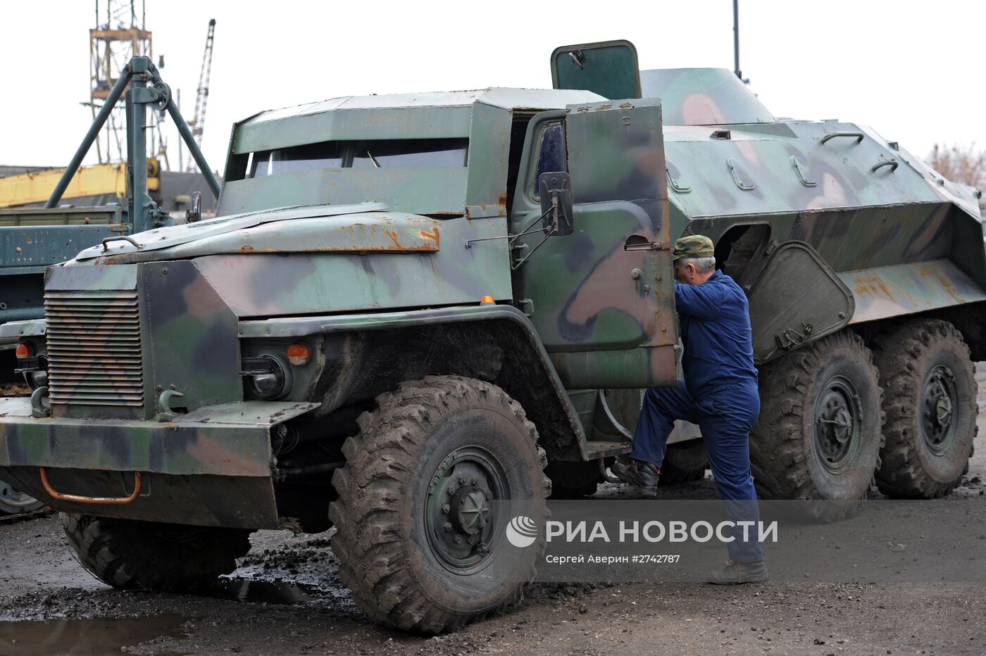 Ремонтные работы на военной базе в Донецке