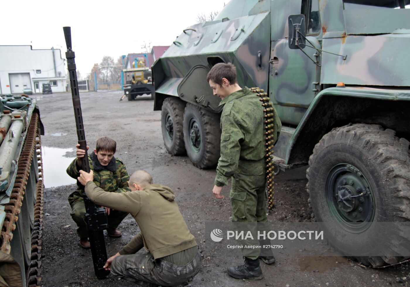 Ремонтные работы на военной базе в Донецке