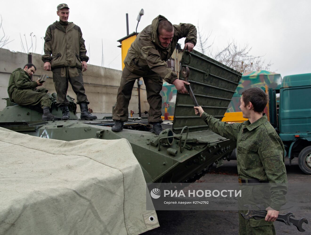 Ремонтные работы на военной базе в Донецке