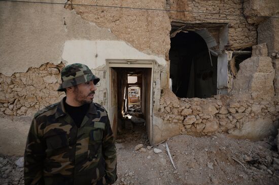 Бойцы САА в пригороде Дамаска Дарайе