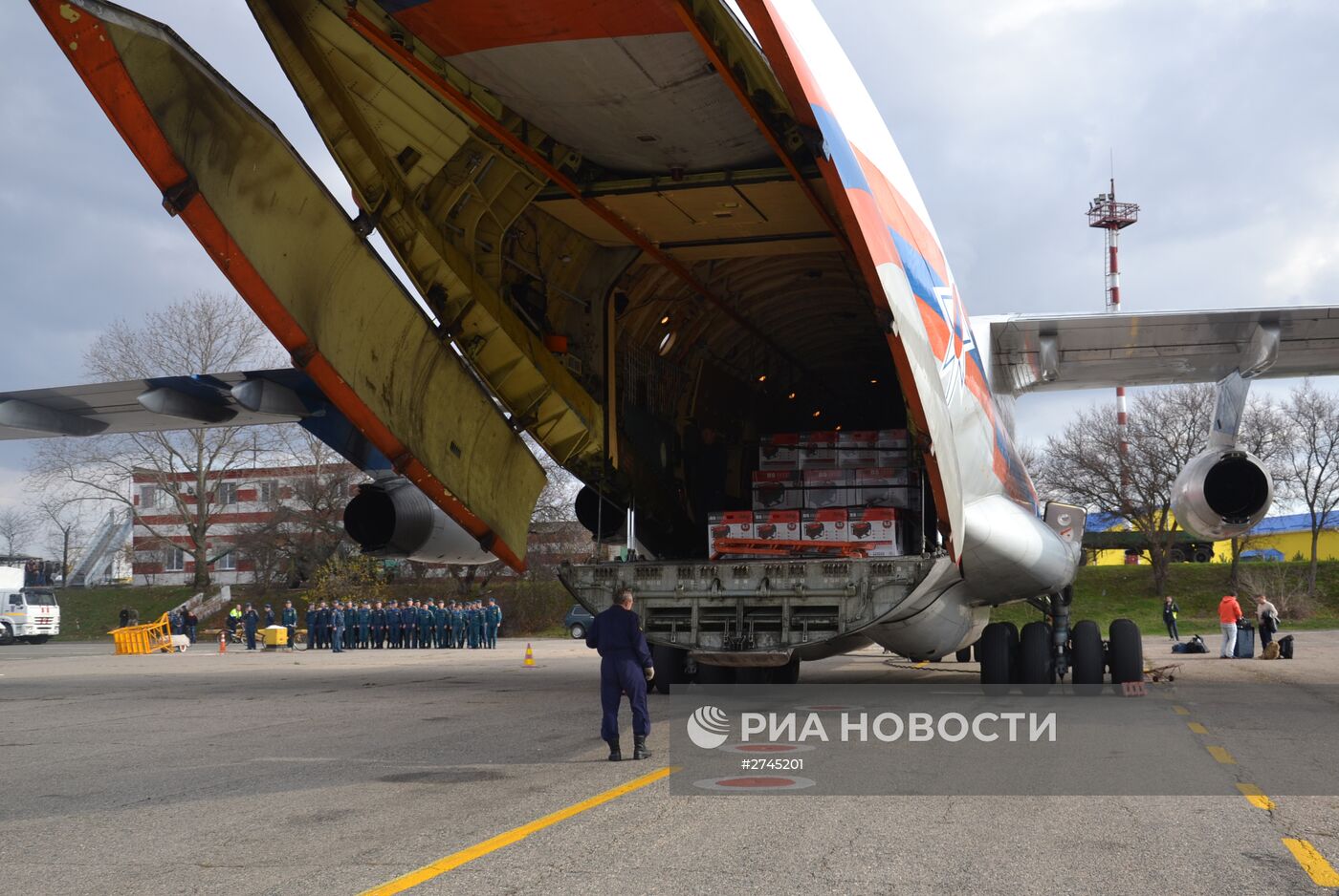 Спецборт МЧС России доставил в Крым 300 мобильных электрогенераторов