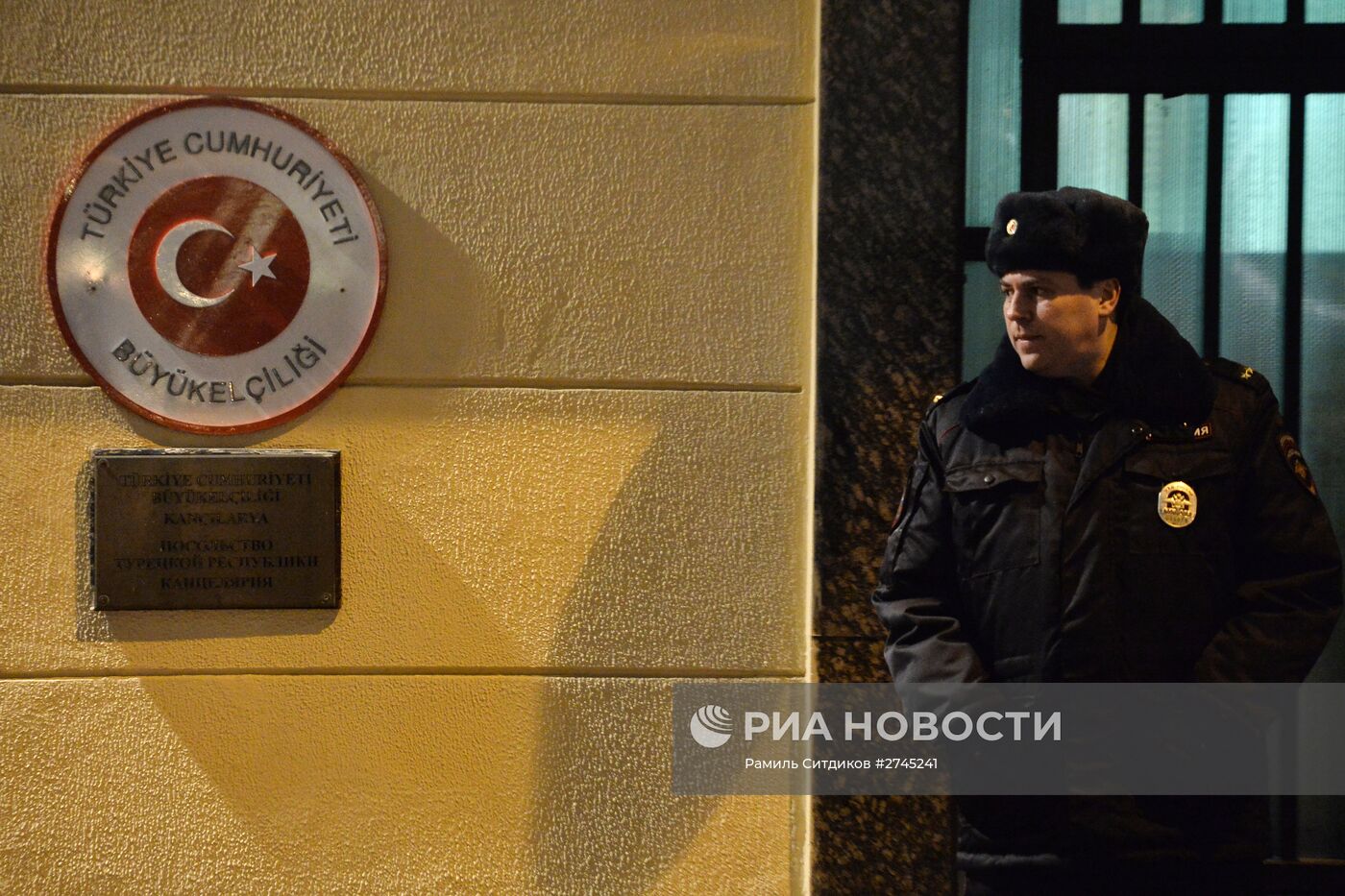 Одиночные акции протеста у посольства Турции в Москве