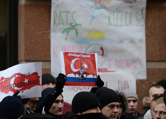 Акция протеста в Москве против действий ВВС Турции