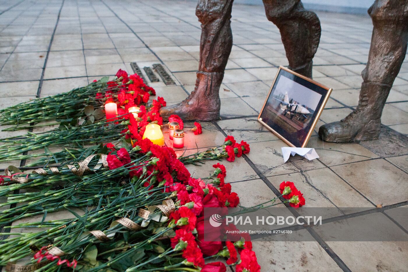 Жители Липецка несут цветы к памятнику авиаторам в центре города