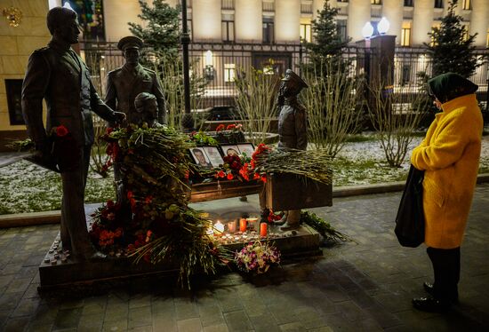 Москвичи несут цветы в память о погибших в Сирии к памятнику героям фильма "Офицеры"