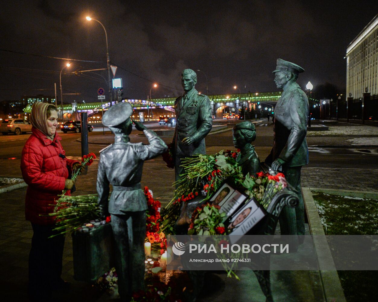 Москвичи несут цветы в память о погибших в Сирии к памятнику героям фильма "Офицеры"