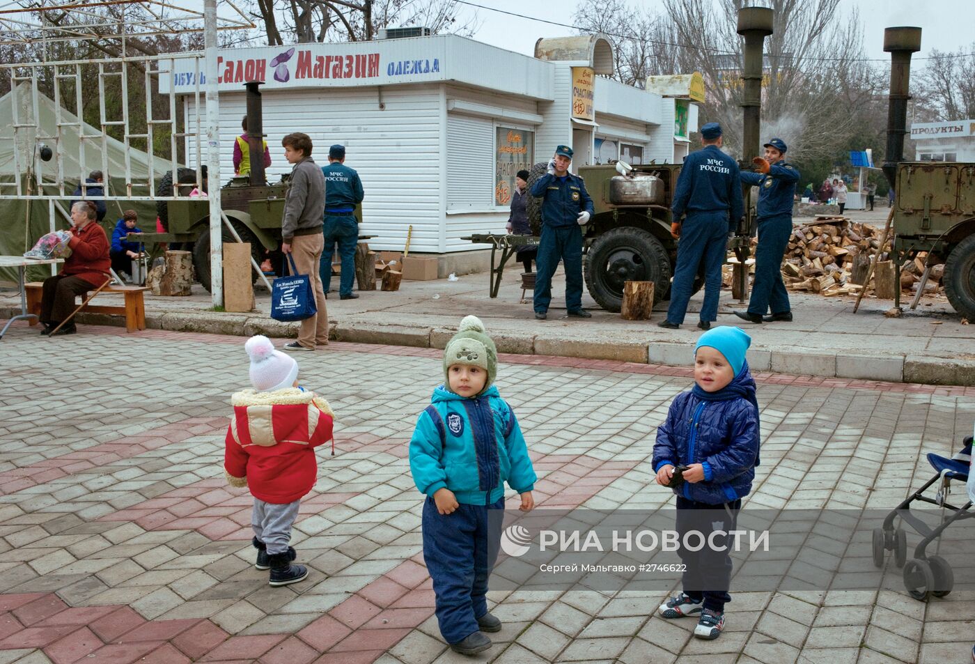 Полевые кухни и палатки МЧС развернуты в городе Щелкино на северо-востоке Крыма