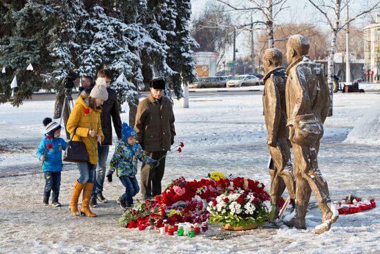 Жители несут цветы к памятнику авиаторам в Липецке