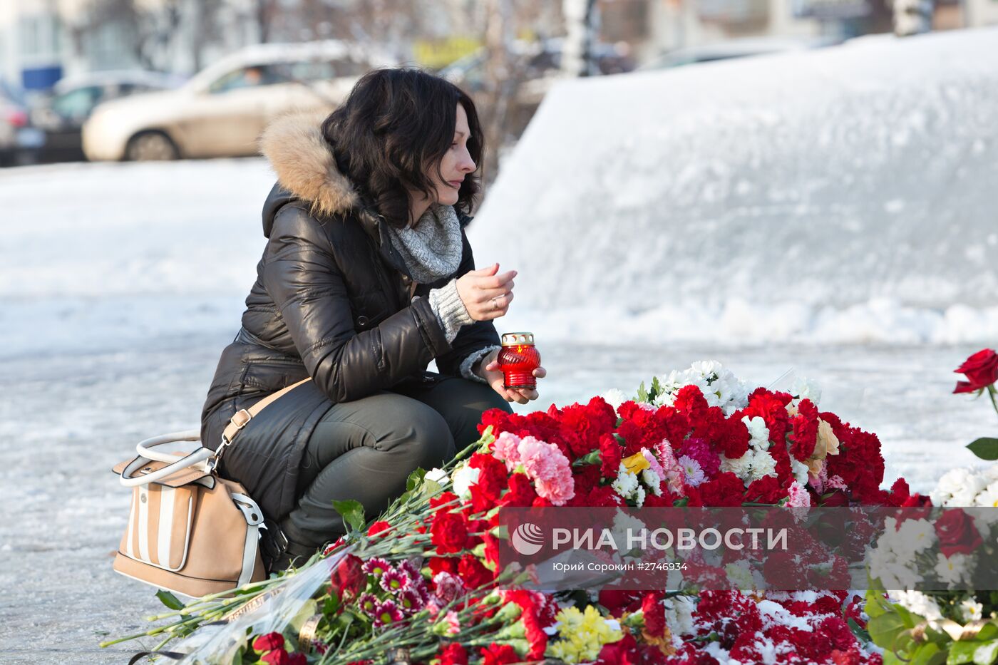 Жители несут цветы к памятнику авиаторам в Липецке