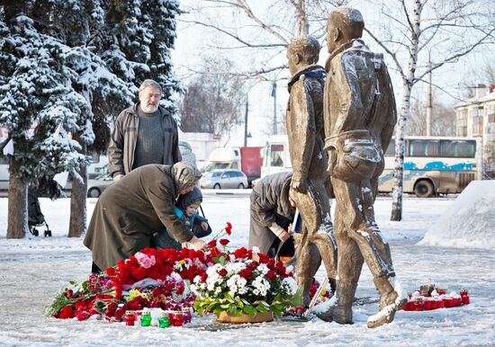 Жители несут цветы к памятнику авиаторам в Липецке