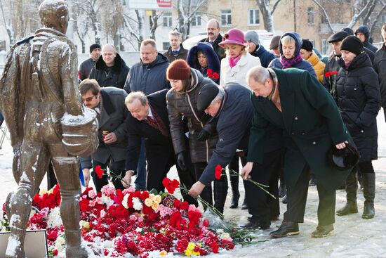 Жители несут цветы к памятнику авиаторам в Липецке